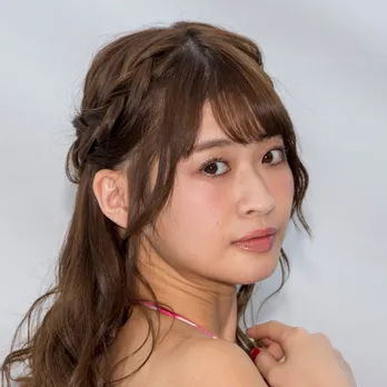 グラドル メイリ、“VR”ぽく画面に「チュッ」