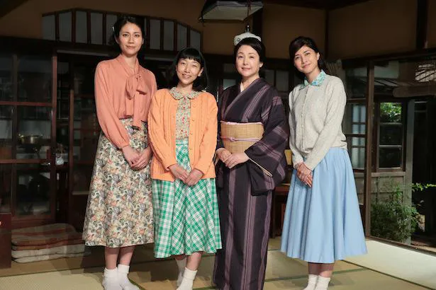 母親役の松坂慶子(中央右)と、共に姉妹役を演じる内田有紀(右)、松下奈緒(左)に囲まれ