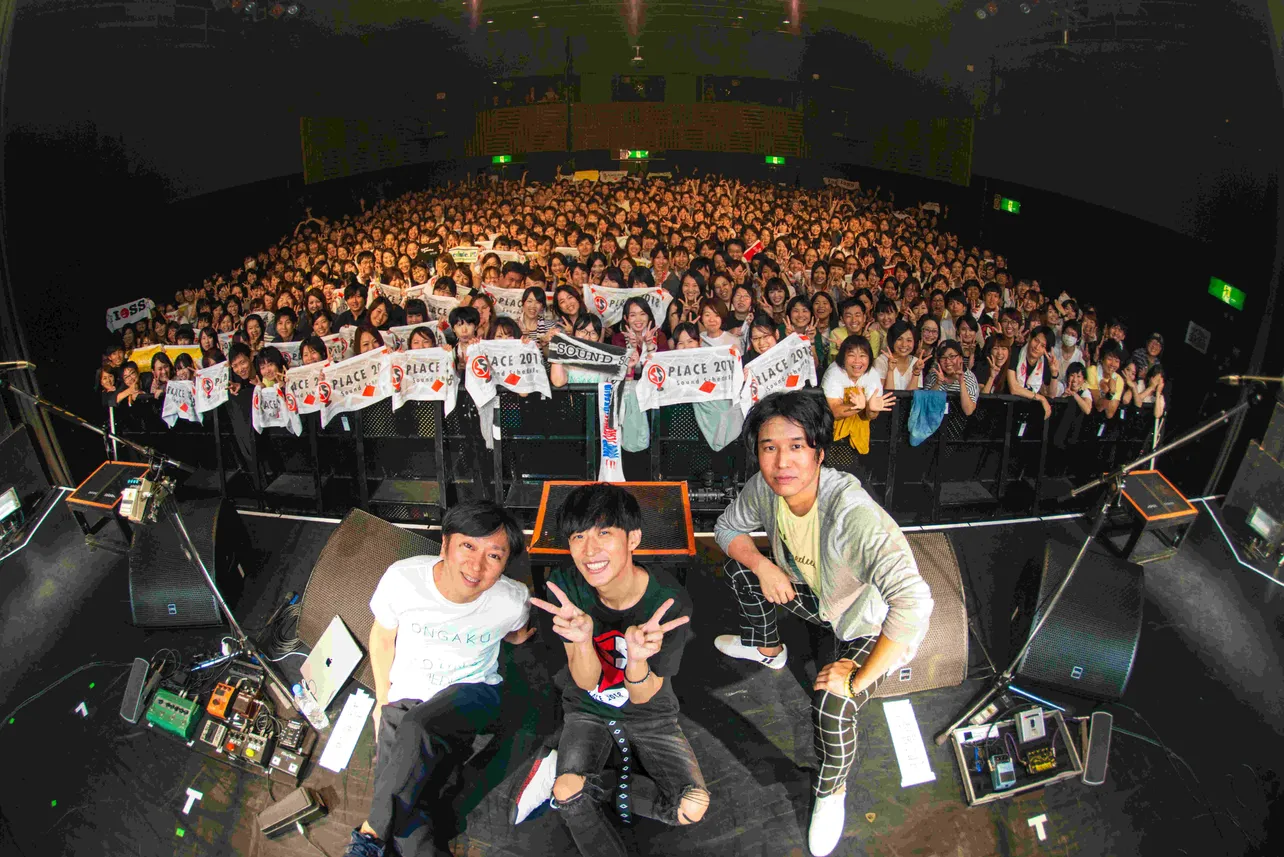 【写真を見る】29日の大阪公演・BIGCATでのライブ終了後の集合写真