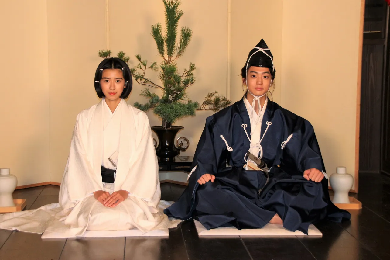婚礼シーンの撮影を終えた黒島結菜(左)と伊藤健太郎(右)