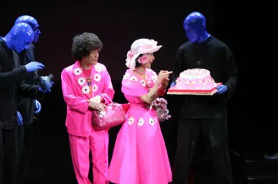 ブルーマンがピンクのバースデーケーキを持ち登場