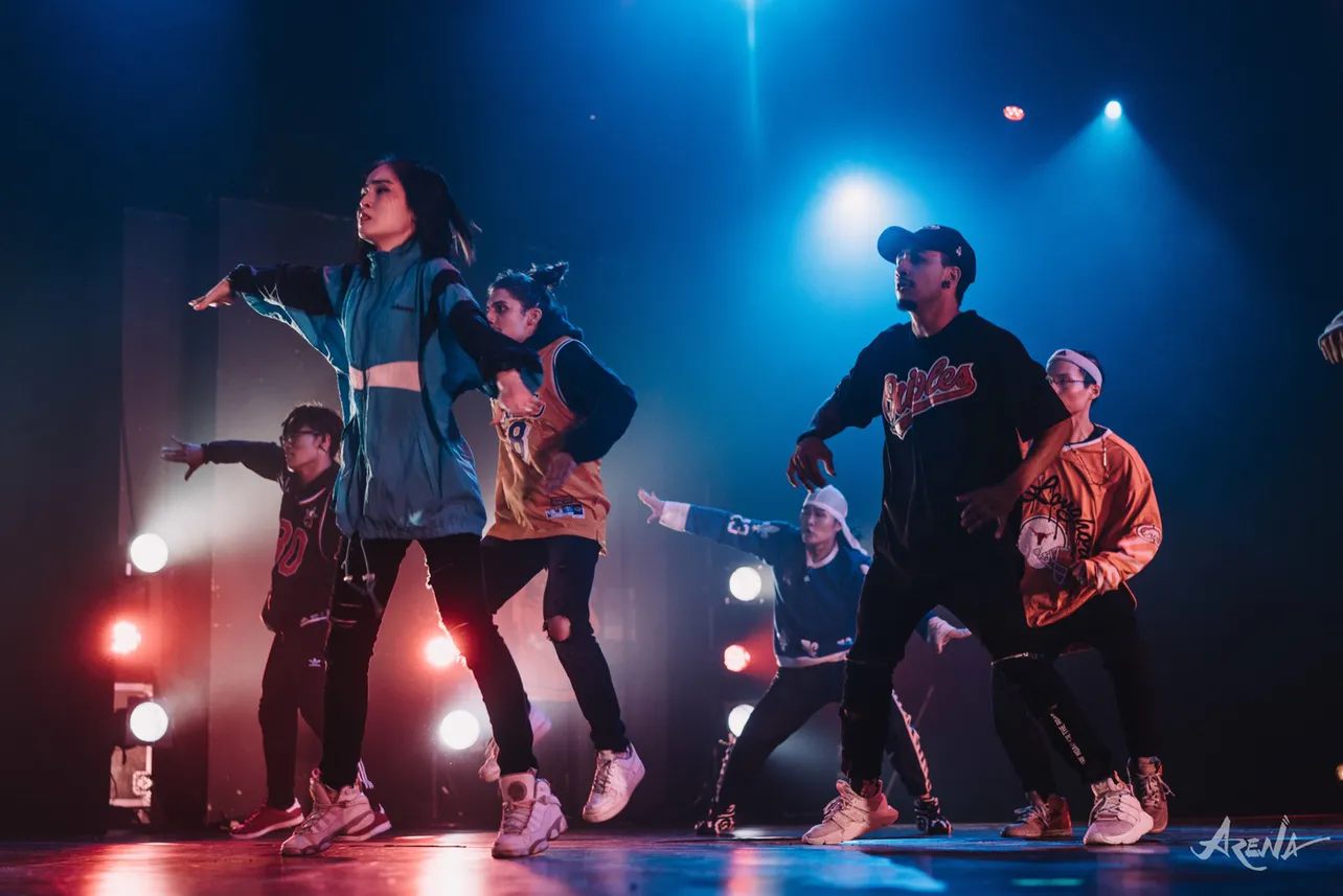 今年6月に行われたKinjaz主催のダンスイベント「Arena 2018」でLyle Beniga（ライル・ベニーガ）のゲストナンバーに出演したShiori Murayama（左から2人目）。