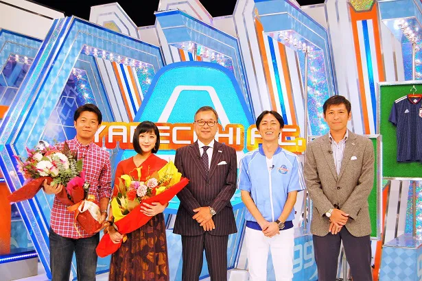 テレビ朝日の進藤潤耶アナ(左端)と竹内由恵アナ(左から2番目)が「やべっちF.C.」を卒業した