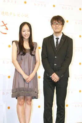 '11年3月にスタートする連続テレビ小説の主演に決定した井上真央、脚本を務める岡田惠和氏（写真左から）