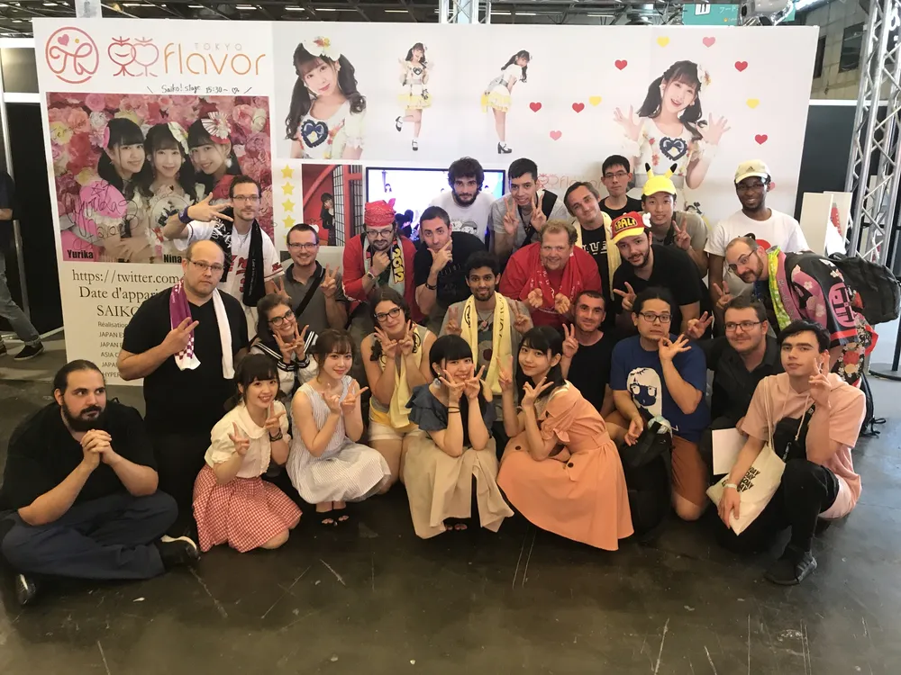【写真を見る】海外ファンに囲まれるアイドル・東京flavor