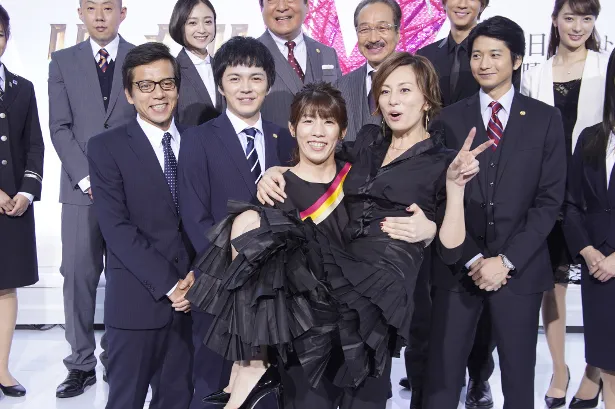 【写真を見る】吉田沙保里選手が軽々と米倉涼子をお姫様抱っこ！