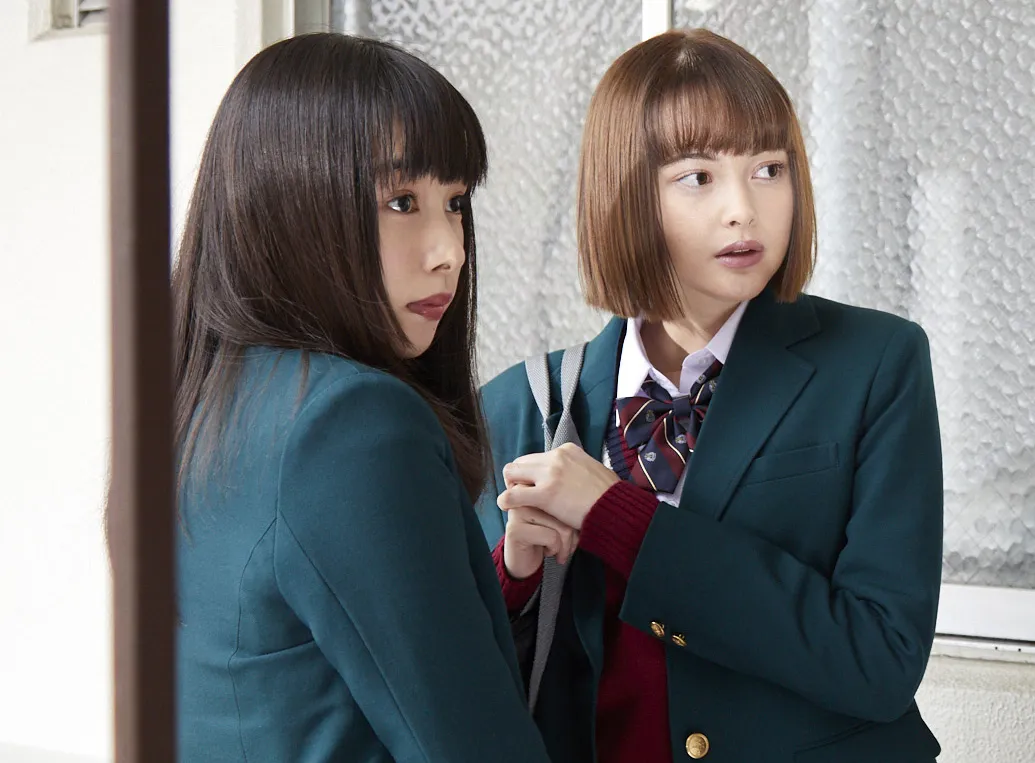 【写真を見る】癒やし系の桜井日奈子とクールビューティーな玉城ティナの姉妹のような2SHOT