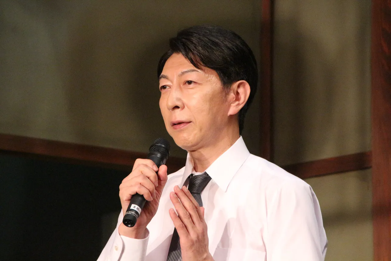 静かに、迫力のある声で落語の魅力を語った篠井英介