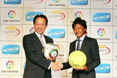 サッカー・元日本代表監督の岡田武史氏とテニス・フェドカップ日本代表監督の村上武資氏（写真左から）