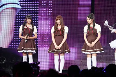 AKB48・河西智美（写真中央）は「衣装さんにお礼が言いたい」と受賞を喜ぶ