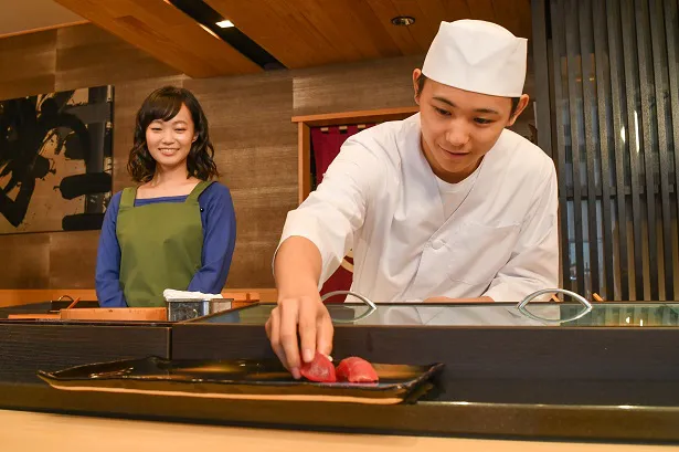 【写真を見る】須賀健太は会見で「いらっしゃいませ！」とすしを握っておもてなし