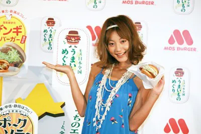 「ご当地バーガー」発売イベントに登場した西山茉希