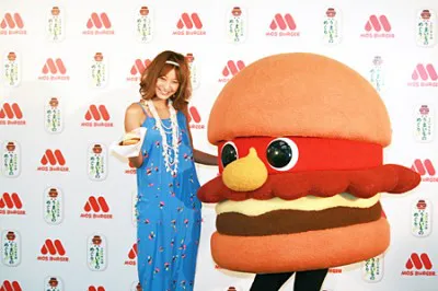 【写真】西山茉希とオリジナルキャラクターのモッさん（写真左から）