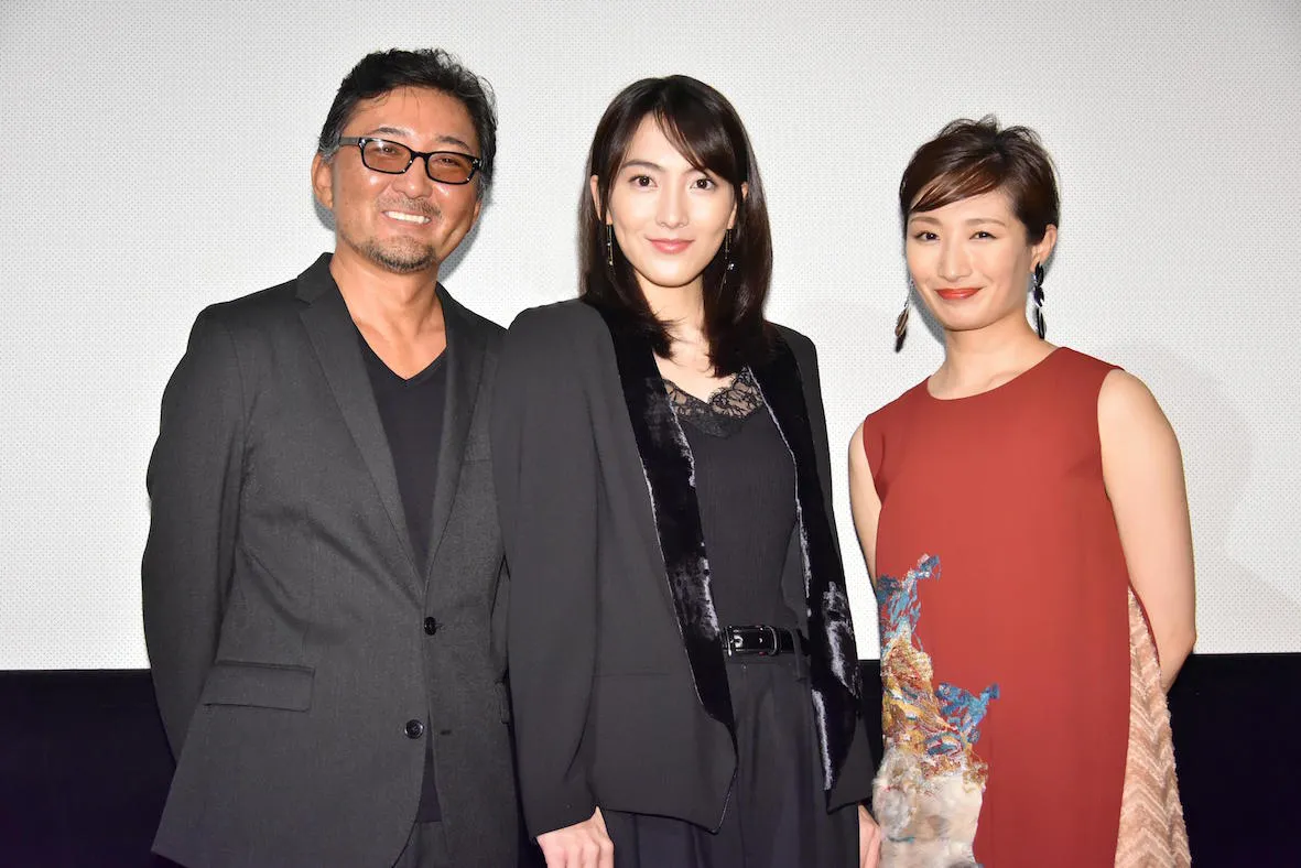 知英主演の日米合作映画「殺る女」の完成披露上映会が行われ、共演の武田梨奈と共に舞台あいさつに
