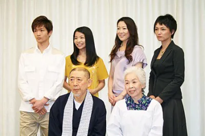 【写真】舞台「さくら色 オカンの嫁入り」の制作発表に登壇した（左下から）すまけい、正司花江、（左上から）松下洸平、香寿たつき、赤澤ムック