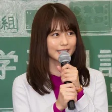 有村架純の“可愛すぎる教師姿”に大反響!「授業どころじゃない…!!」<中学聖日記>