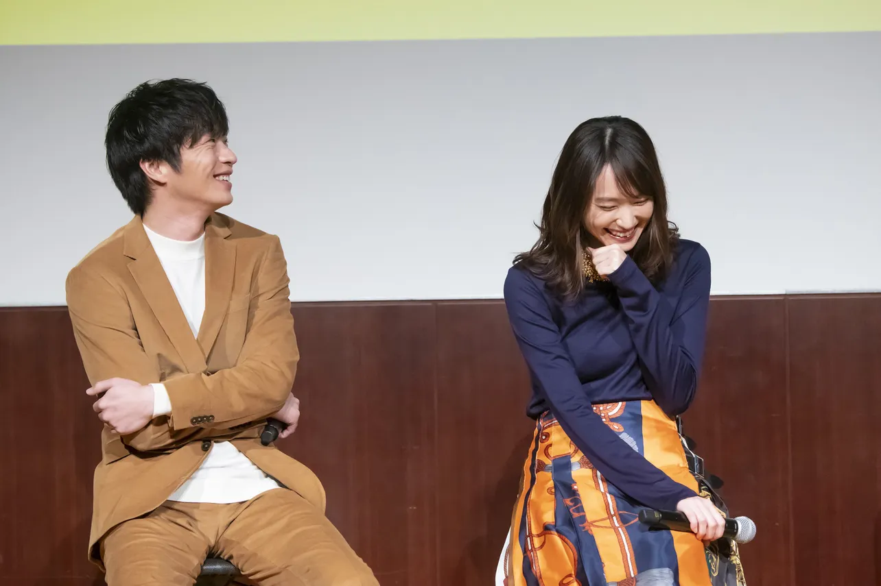 【写真を見る】にこやかに笑う田中圭と、笑顔がはじける新垣結衣