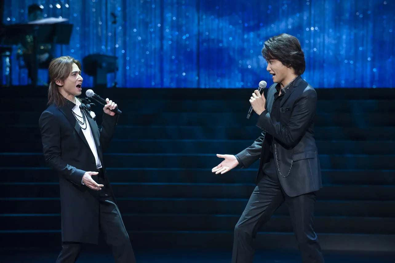 SONGS収録より「宿敵がまたとない友」を披露する堂本光一(左)と井上芳雄(右)