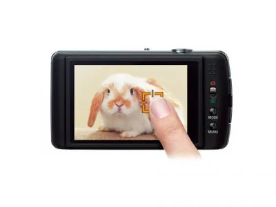 綾瀬は液晶画面に写ったペットのウサギを指でタッチ
