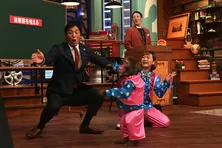 長嶋一茂が日光猿軍団のサルとにらみ合い!? サルからドロップキックも!