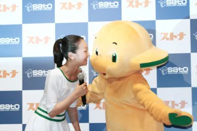 【写真】マスコットキャラクター・サトちゃんにホッペにキスをせがまれる浅田真央選手