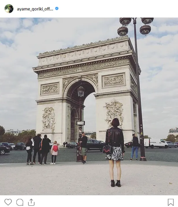 【写真を見る】パリを訪れた剛力彩芽が凱旋門を見入る