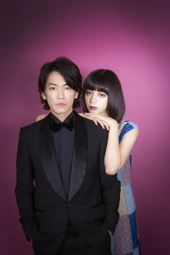 佐藤健×池田エライザ対談「お金に対する一つの明確な答えは見つけた」