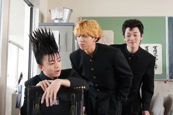 ＜試写室＞「今日から俺は!!」賀来賢人×福田雄一の1980年代“ツッパリワールド”がさく裂！