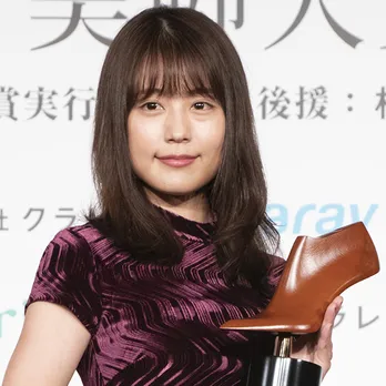 有村架純、“超ミニドレス”で真っ白な美脚披露!照れる姿に「可愛すぎる(笑)」の声
