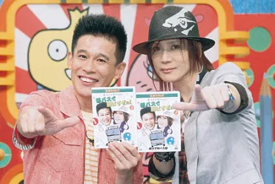DVD発売イベントの感想を語り、決めポーズをとる柳沢慎吾と京本政樹（写真左から）