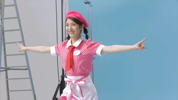 浜辺美波、新CMでアンガールズとバイトコスチューム8変化！ 一番人気は「巫女さん」