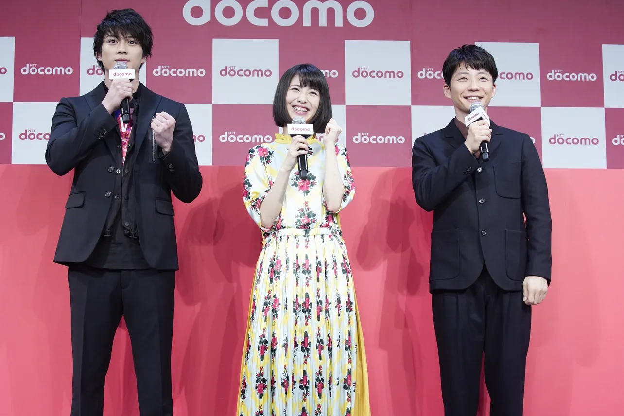 NTTドコモの「2018-2019冬春　新商品発表会」に登場した星野源、新田真剣佑、浜辺美波