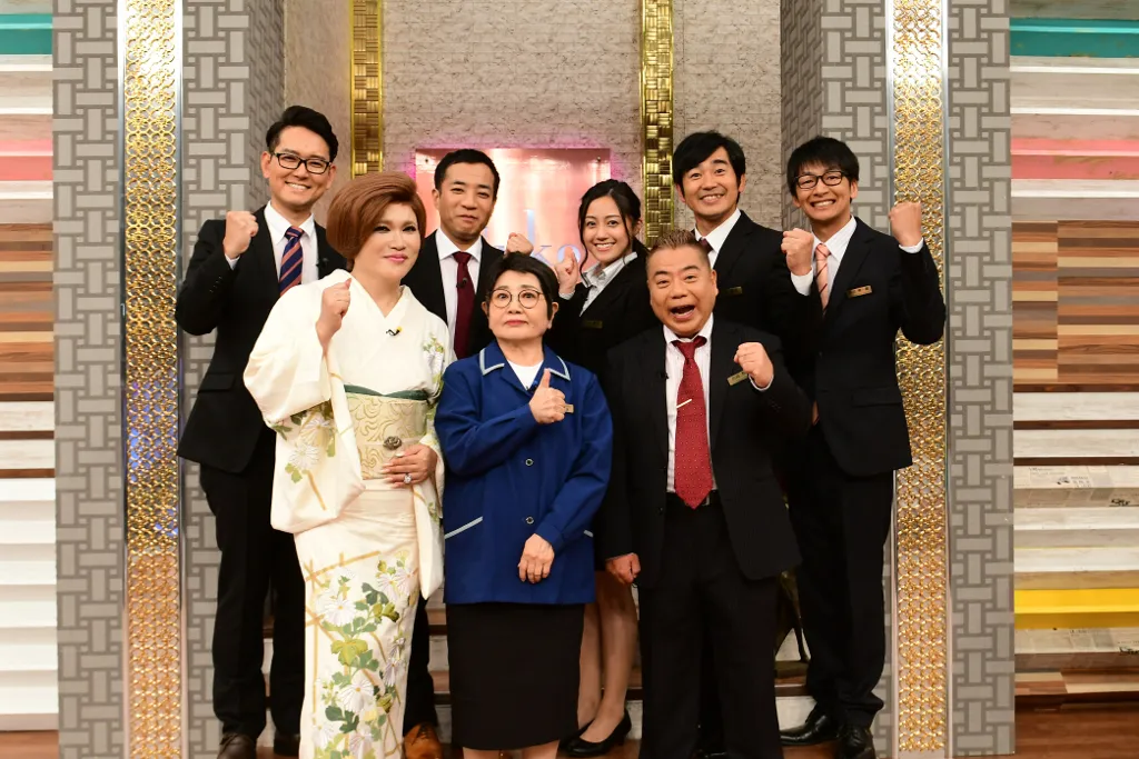 支配人・泉ピン子(写真前列中央)と販売員らが「ピン子デパート」を盛り上げる
