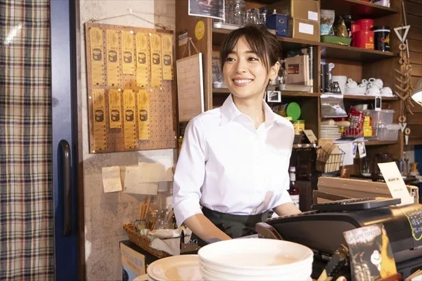  「春待つ僕ら」でカフェ店員の柏木ナナセを演じる泉里香