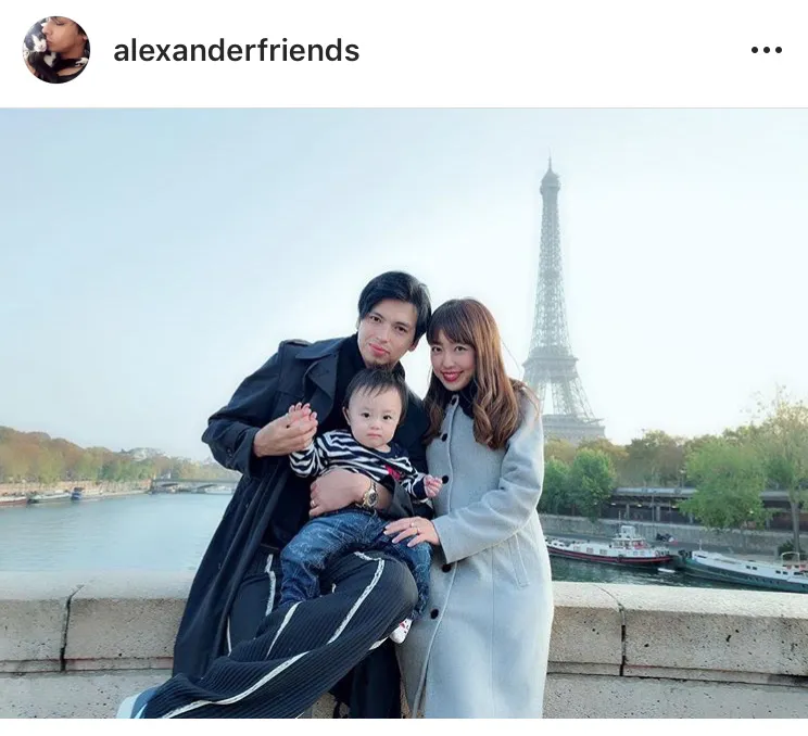 フランス・パリ旅行を満喫中のアレクサンダーと川崎希