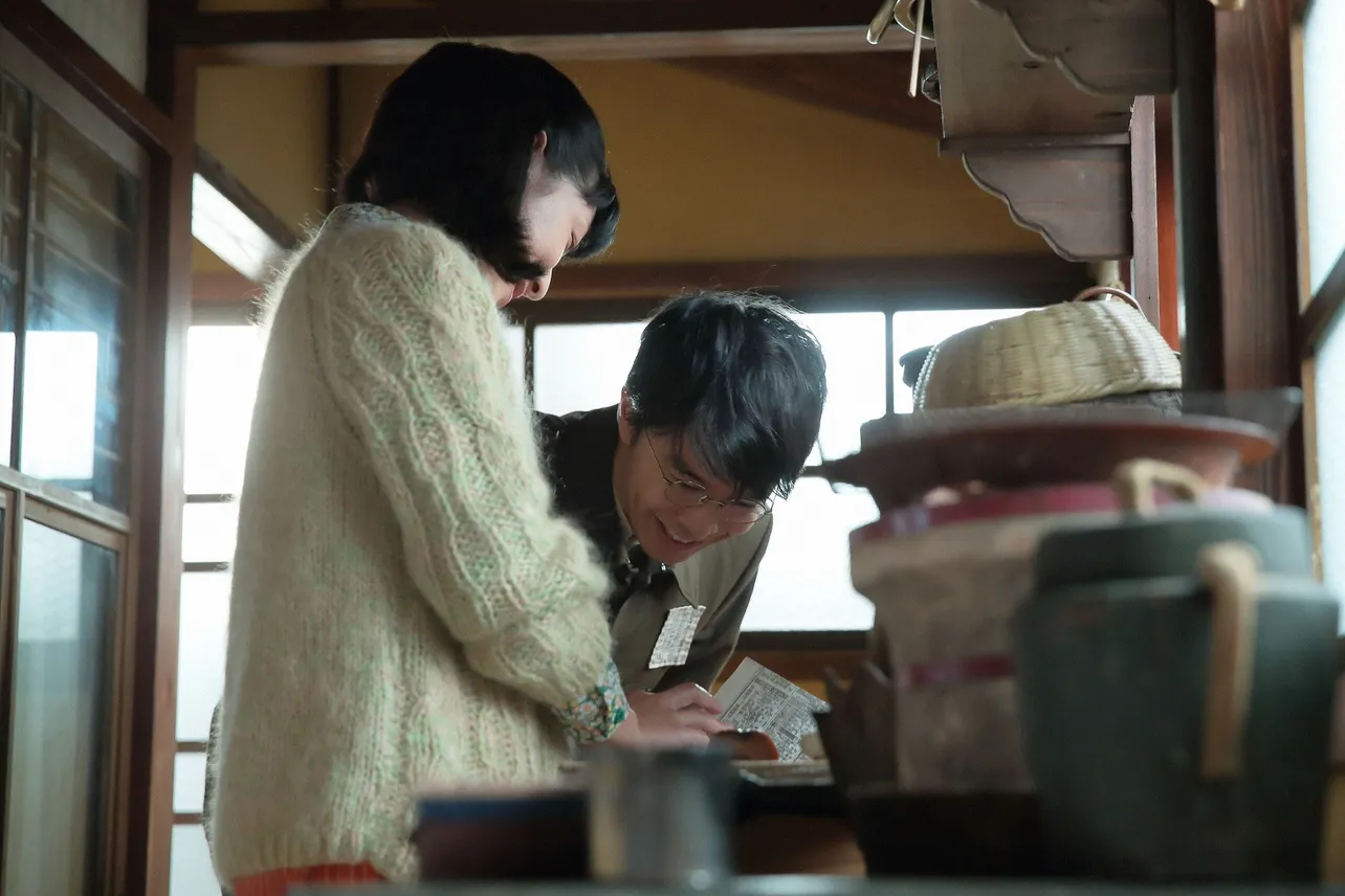 【写真を見る】結婚した福子(安藤サクラ)と萬平(長谷川博己)は貧しいながらも幸せな新婚生活を送る