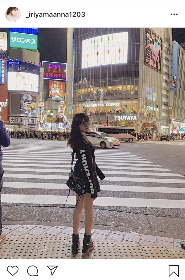 【写真を見る】メキシコ留学から一時帰国中の入山杏奈は「私はここにいます」と渋谷の街中に立っている写真をInstagramにアップ