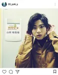 【写真を見る】イケメン俳優・山田裕貴、「―初耳学」初出演で爪痕を残し“初耳”ポーズ！