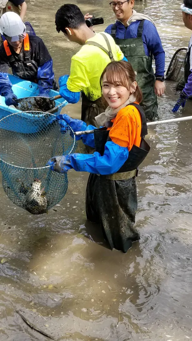 【写真を見る】田んぼに慣れているという生駒里奈も泥の深さに大苦戦