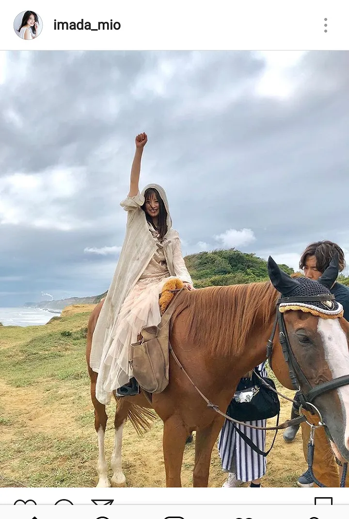 【写真を見る】かわい過ぎ！　馬上からパーフェクトな笑顔を輝かせる今田美桜