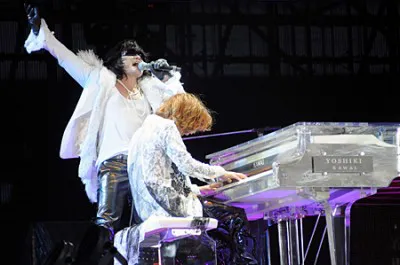 「Tears」ではYOSHIKIのピアノにあわせて会場からも歌声が響いた