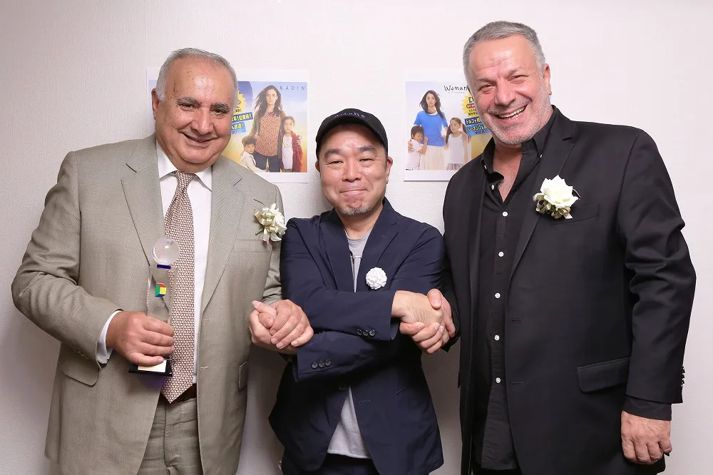 エムエフヤプム社CEOのファルーク・バイハン氏、日本テレビの次屋尚プロデューサー、メドヤプム社CEOのファーティ・アクソイ氏ががっちり握手