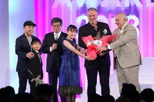 鈴木梨央＆高橋來、トルコ版「Woman」制作陣に祝福の花束！＜東京ドラマアウォード2018＞