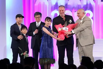 鈴木梨央&高橋來、トルコ版「Woman」制作陣に祝福の花束!<東京ドラマアウォード2018>