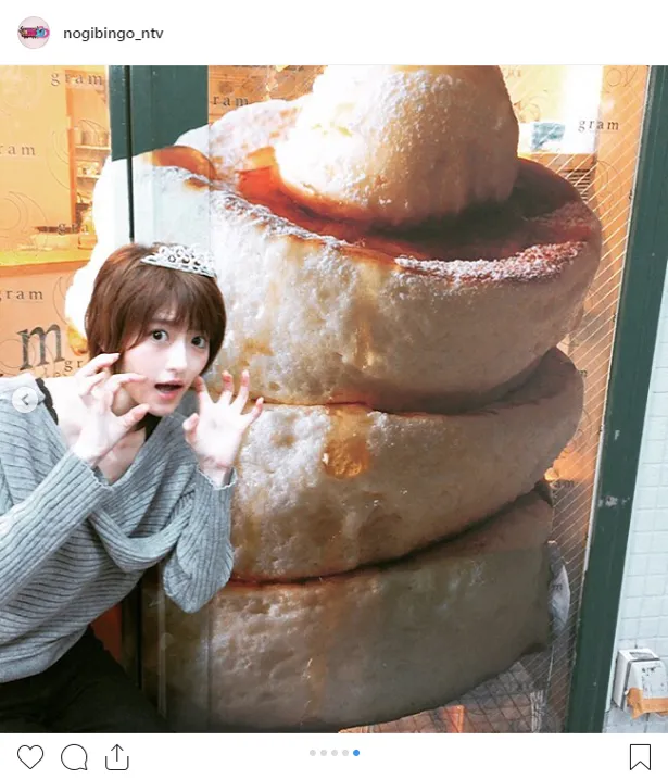 【写真を見る】巨大パンケーキと若月佑美
