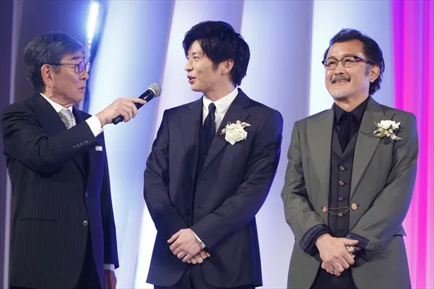 「東京ドラマアウォード2018」授賞式に登壇した田中圭と吉田鋼太郎、司会は石坂浩二