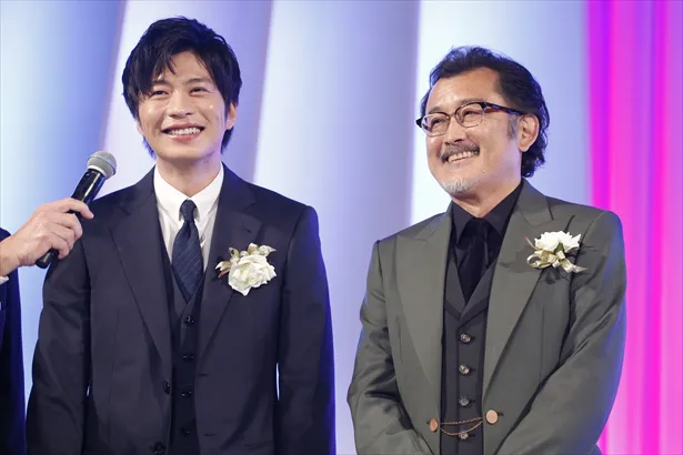 「東京ドラマアウォード2018」授賞式に登壇した田中圭と吉田鋼太郎