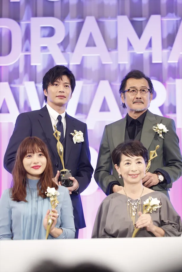 「東京ドラマアウォード2018」授賞式に登壇した田中圭と吉田鋼太郎、石原さとみ、阿川佐和子