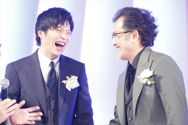 「東京ドラマアウォード2018」授賞式に登壇した田中圭と吉田鋼太郎