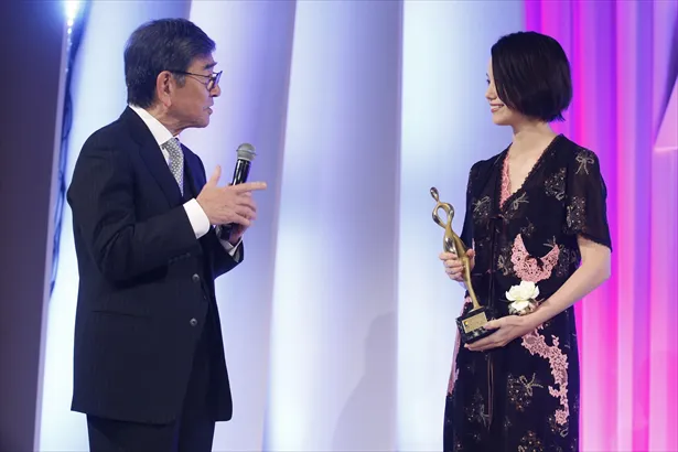 「東京ドラマアウォード2018」授賞式にサプライズで登場した宮崎あおい